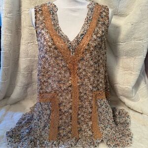 Lisa Robertson Short Sleeve Top/Shirt. High/Low Bottom. Size Small. Lace NWT